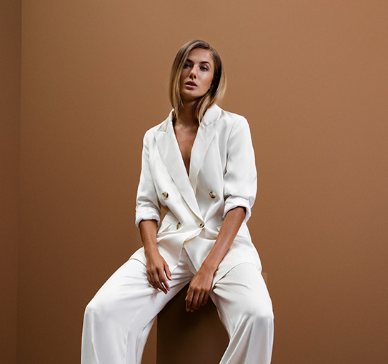 Alicia Schmidt in white oversized suit (Photo)