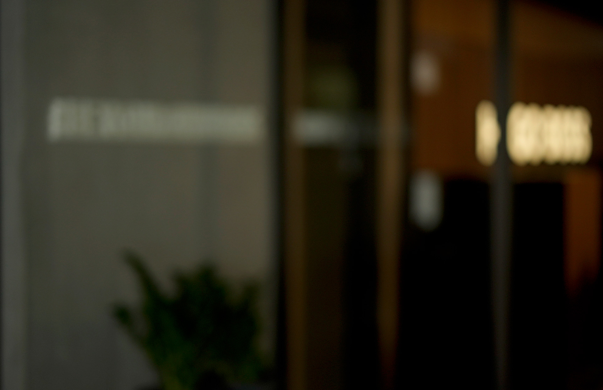 Blurry shot of a modern office environment (photo)