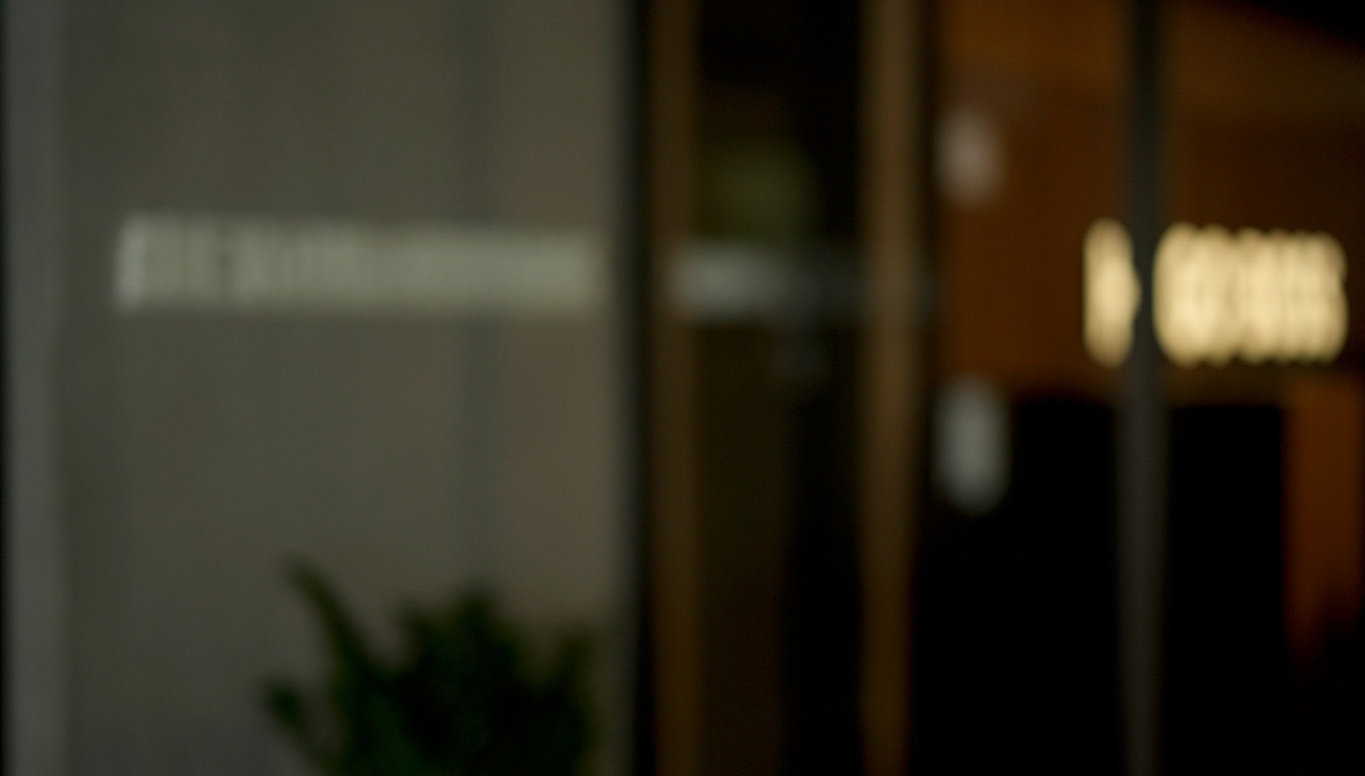 Blurry shot of a modern office environment (photo)