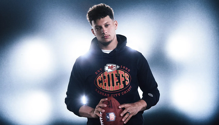 American football player of the Kansas City Chiefs with a football in his hands (photo)