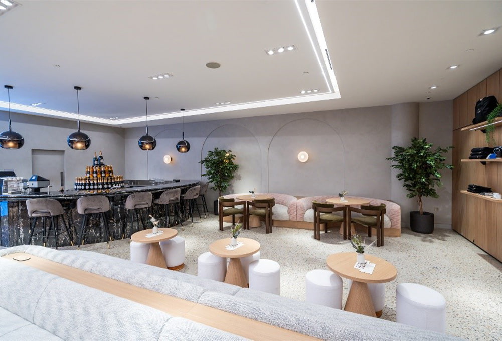 A bar with chairs, cozy couches and sofas (photo)