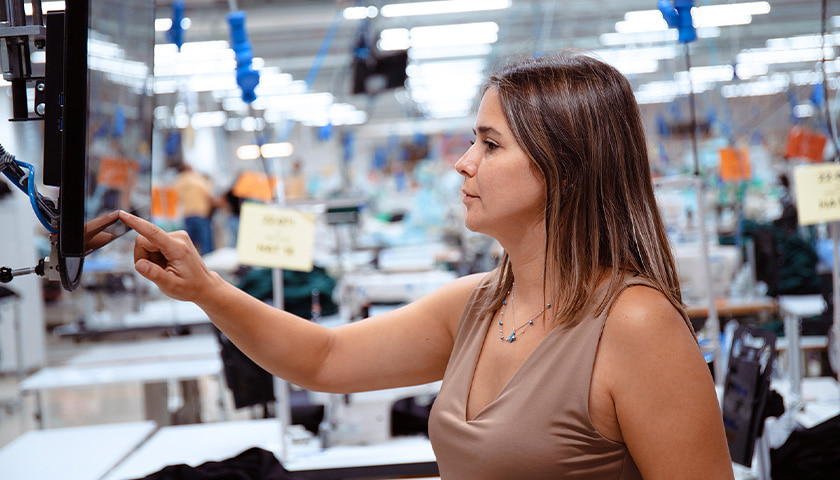 A woman in front of a screen in a tailoring department in Izmir (photo)