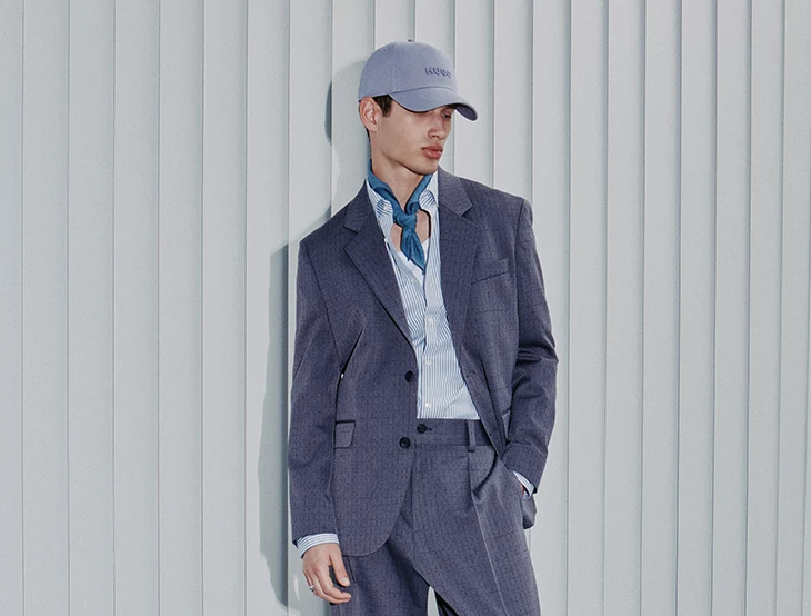 Male model in grey HUGO outfit and cap (photo)