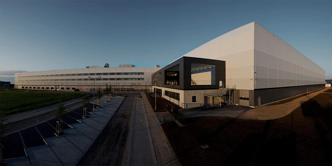 Exterior view of a distribution center (photo)